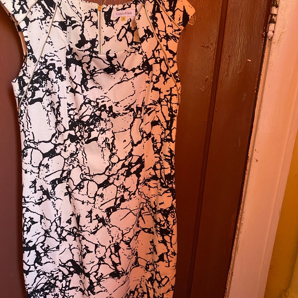 CALVIN KLEIN CREAM AND WHITE ZIPPER TILE DRESS - Picture 9 of 12